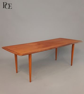 une image représentant une table avec un plateau en bois sur fond gris