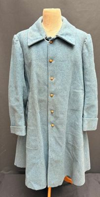 Capote, modèle 1920, en drap bleu, à une rangée de boutons. …