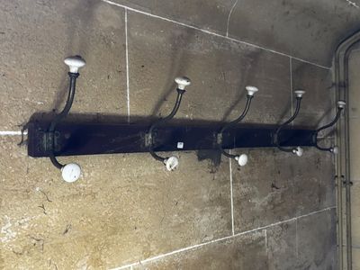 une photo d'une salle de bains avec une douche et une patère