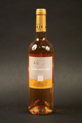 une bouteille de vin posée sur une table noire