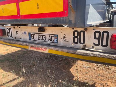 un camion avec une plaque d'immatriculation à l'arrière