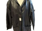 veste en cuir noir sur un mannequin, un mannequin, un mannequin, un mannequin, un mannequin, un mannequin, un mannequin, un mannequin, un mannequin