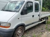 un camion blanc garé à côté d'un immeuble