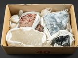 une boîte contenant toute une variété d'aliments différents
