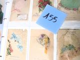de nombreuses cartes aux motifs variés posées sur une table