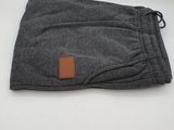 Les pantalons gris sont alignés et prêts à être portés