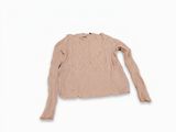 un gros plan d'un pull sur fond blanc