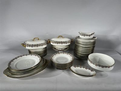 un ensemble d'assiettes et de tasses en porcelaine posées sur une table