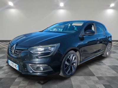 une voiture noire garée dans une pièce au sol en damier