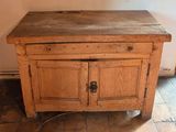 une armoire en bois munie d'une porte et d'un tiroir