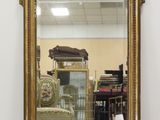 un miroir accroché au mur de la pièce
