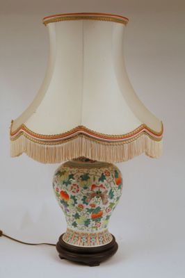 une lampe posée sur une table à côté d'une lampe