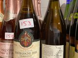 plusieurs bouteilles de vin sont alignées sur un comptoir