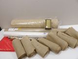 plusieurs rouleaux de papier kraft posés sur une table, à côté d'un rouleau de ruban adhésif