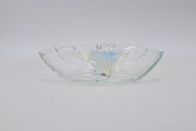 un saladier en verre transparent posé sur une table blanche