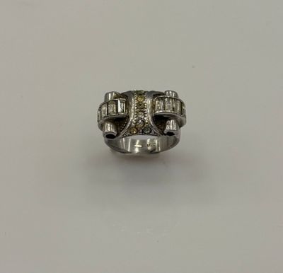 gros plan d'une bague sur une table à fond blanc