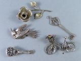 beaucoup d'objets en argent posés sur une table