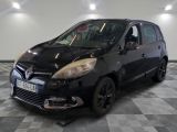 la photo d'une voiture noire garée dans un garage