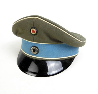 un chapeau posé sur un chapeau noir