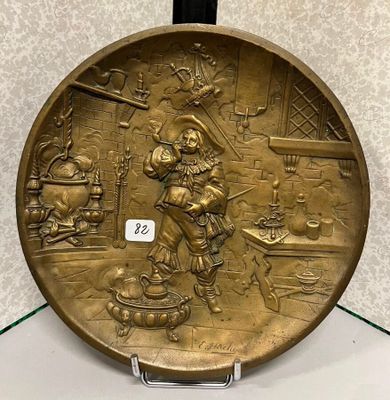 une assiette en or sur laquelle est représenté un pirate