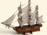 une maquette de bateau en bois posée sur un socle