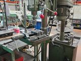 une photo d'un atelier d'usinage rempli d'outils