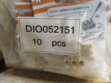 un sac de Lego posé sur une table en bois