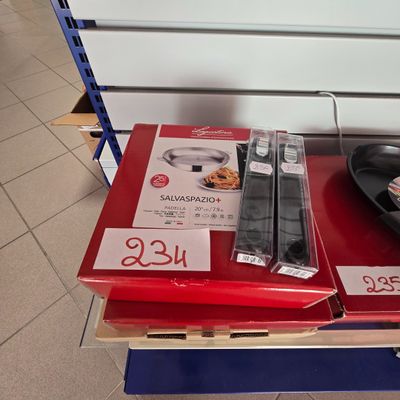 un grand nombre d'objets posés sur une table