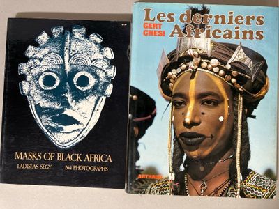 deux livres posés sur une table