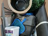 une boîte en carton remplie d'objets divers et un chapeau