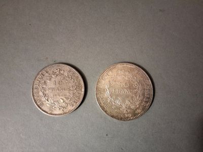 deux pièces d'argent, dont l'une est un souverain et l'autre un souverain