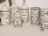 de nombreux types de bocaux en céramique sur la table