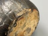 un gros plan d'un objet métallique sur lequel figure une inscription