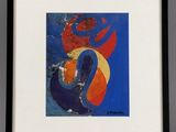 tableau représentant une femme en robe bleue, coiffée d'un chapeau rouge et jaune