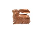 figurine de lapin en bois posée sur une surface blanche