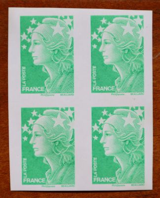 un gros plan sur quatre timbres représentant le visage d'une femme
