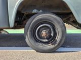 Gros plan sur un pneu crevé d'un camion