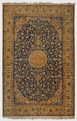 un tapis persan ancien aux couleurs bleues et dorées