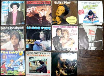 beaucoup de CD de musique sur la table