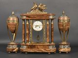 une image représentant une horloge sur laquelle figurent deux vases et un oiseau