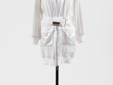 une photo d'une chemise blanche posée sur un présentoir pour mannequin