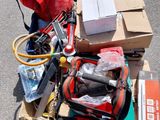 un tas d'objets divers posés sur une boîte en carton