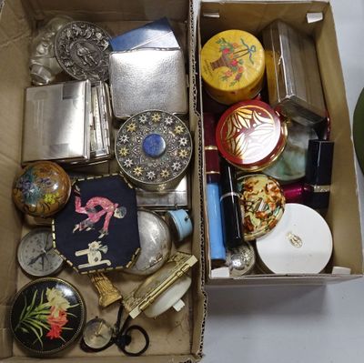 une boîte remplie d'objets assortis posée sur une table