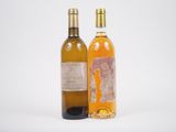 deux bouteilles de vin posées l'une à côté de l'autre sur une surface blanche