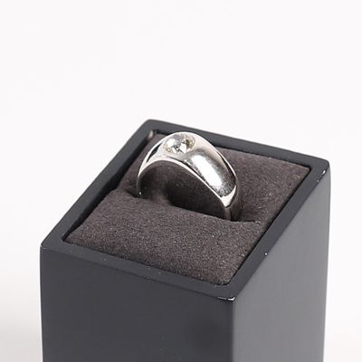 l'image d'une bague dans une boîte noire