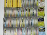 beaucoup de cartes pokemon sur la table
