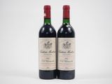 deux bouteilles de vin rouge posées l'une à côté de l'autre sur une surface blanche