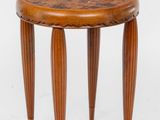 une image représentant un petit tabouret en bois avec des pieds et une assise en bois