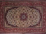 un tapis rouge et beige orné d'un motif en médaillon