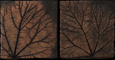 deux morceaux de bois ornés d'un motif de feuilles
